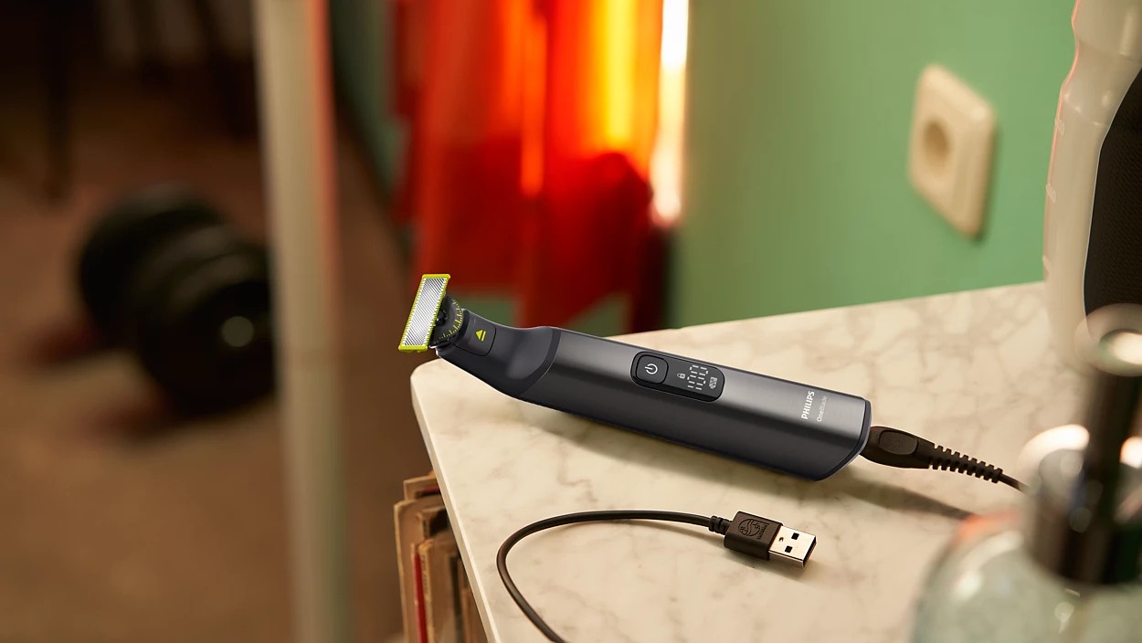 Philips OneBlade Pro 360 Face + Body QP6552/30 víceúčelový zastřihovač - Philips OneBlade s připojeným USB kabelem