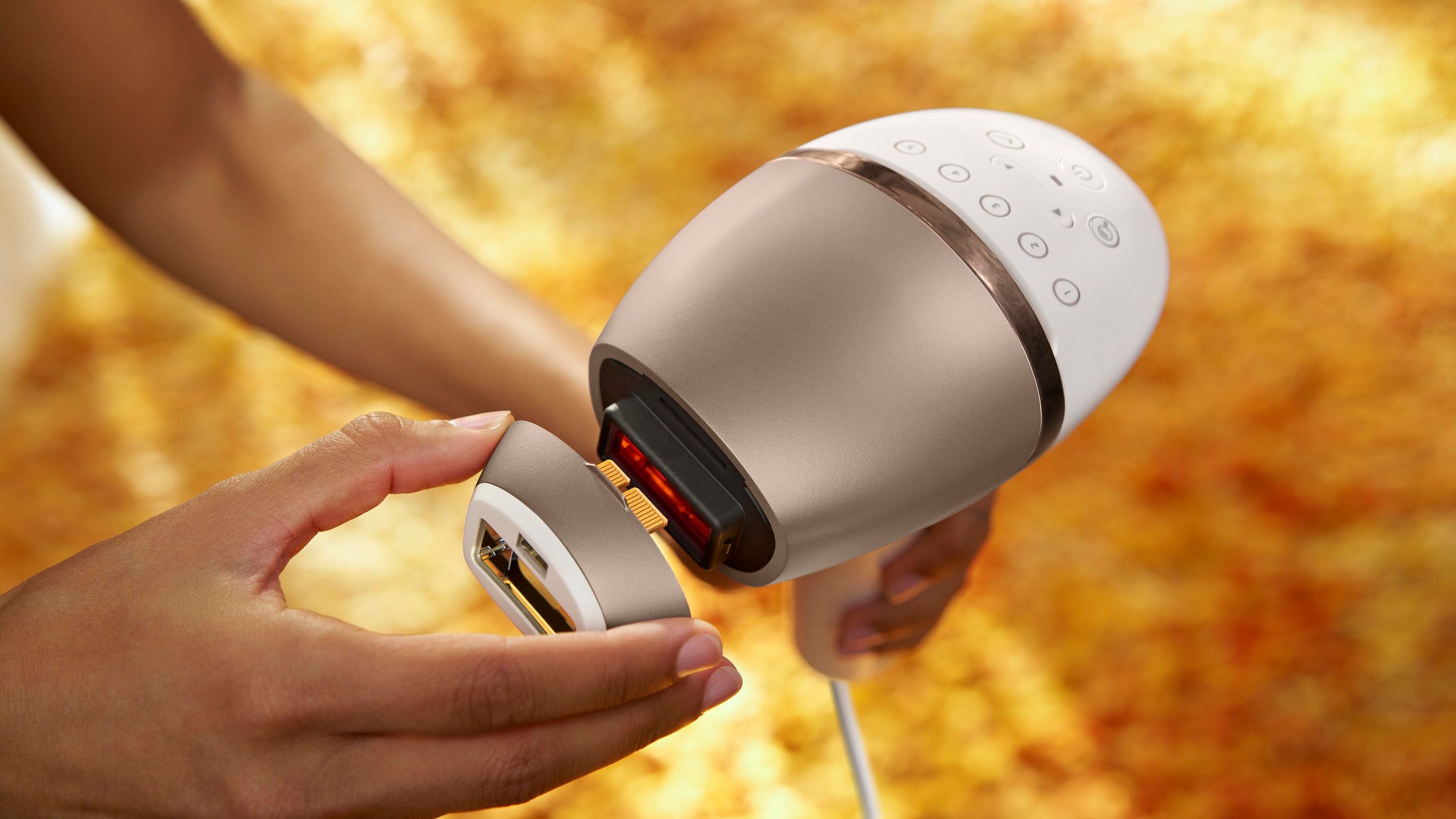 Philips Lumea Series 8000 BRI945/00 IPL epilátor - Nasazení nástavce na epilátor